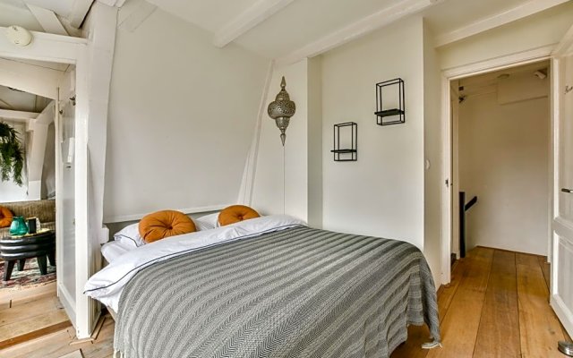 Spiegelgracht Apartments With Canal View
