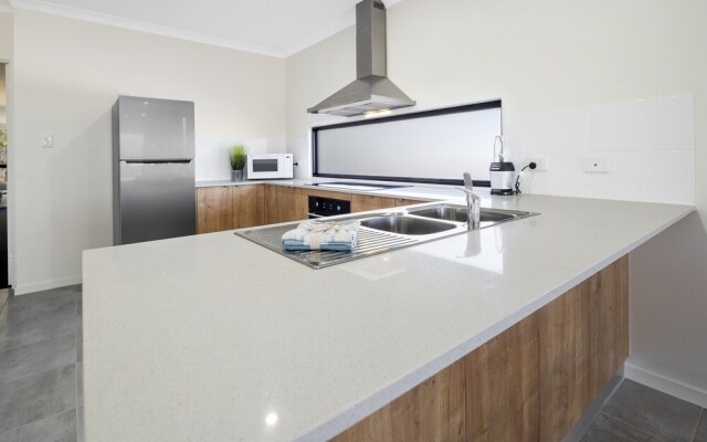 DAYDREAM Spcaious & Comfortable with Water Views