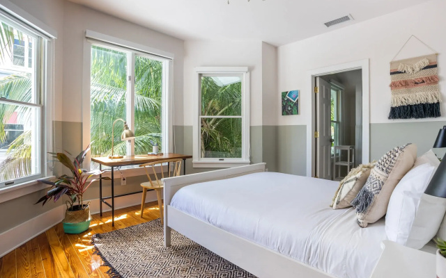 Miami River Inn By Renzzi