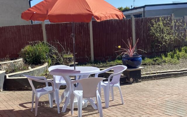 Quiet Secluded two Bedroom Bungalow With Parking