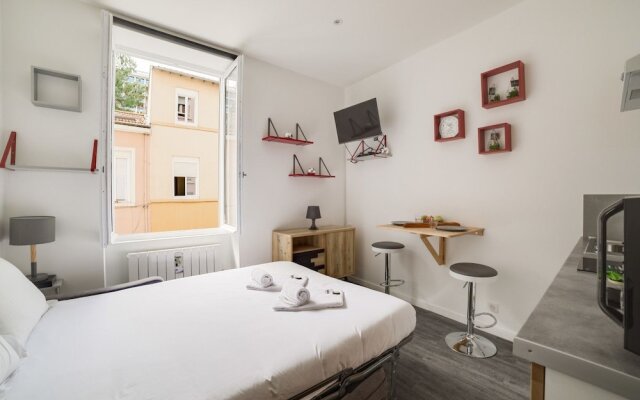 Modern studio near train station Part-Dieu by GuestReady