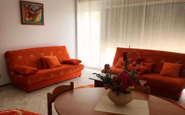 Club Topaz Apartments