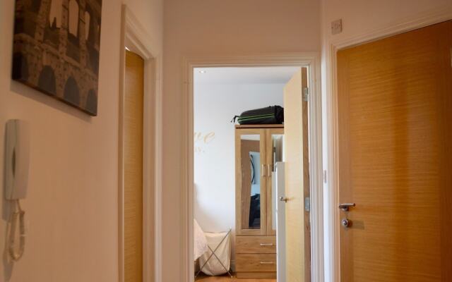 2 Bedroom Apartment With 2 Balconies in Manchester