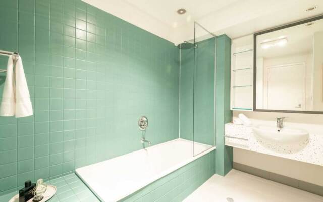 Beautiful 1 Bedroom Apartment Next to Southern Cross Station