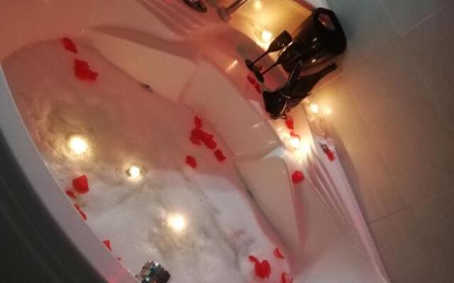V&M Suite Con Jacuzzi (Adults Only)