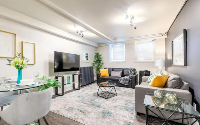 2BR Apt With Netflix- In the Heart of DT Hamilton