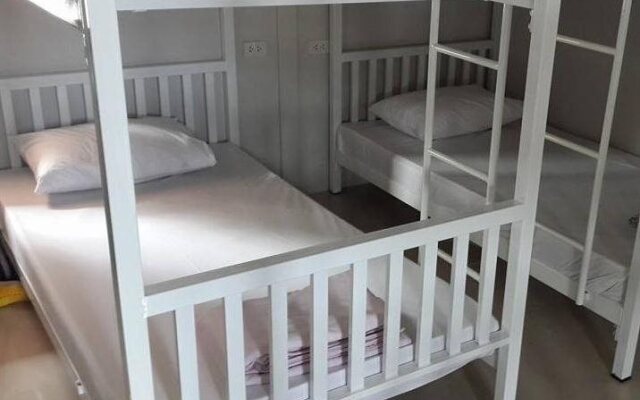 Koh Phi Phi Stones Bar Dorm Rooms & Restaurant