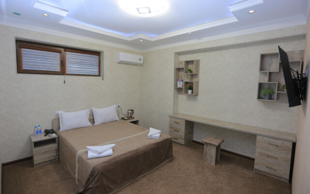 Hayot Plaza Hotel