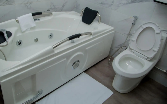 Maxbe Continental Hotel