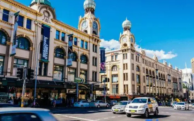 3BR  Retro Jungle Escape Near Darling Harbour