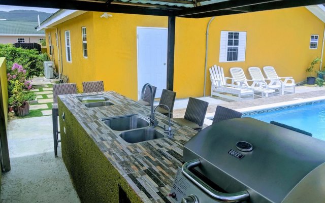 Zade's Vacation Home with Spa Pool & BBQ