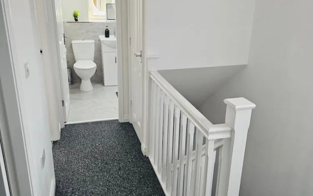 Stylish 3 Bed Home Parking City centre