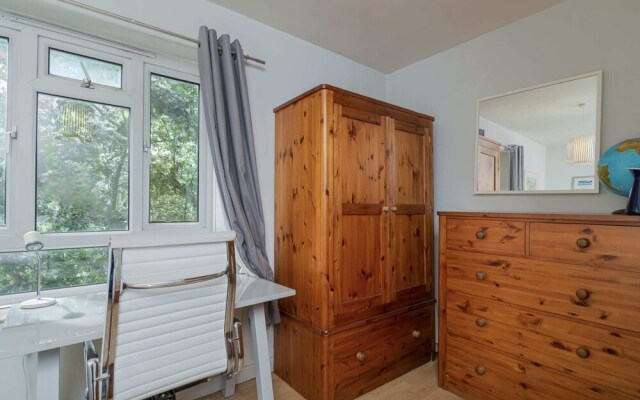 Charming 1BR Highbury Flat With Balcony