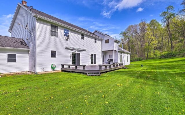 Spacious Berkshires Retreat ~ 3 Mi to Skiing!