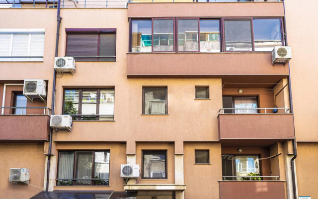 Peaceful Riverside Studio with Garage & private Patio Garden Center