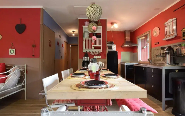 Lively Holiday Home With Garden, Barbecue, Garden Furniture