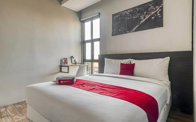 RedDoorz Plus near Gandaria City Mall 2