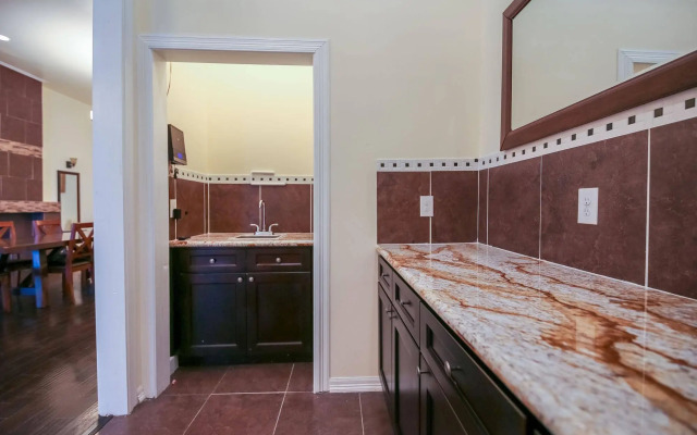 Downtown Spacious Suites by Hosteeva