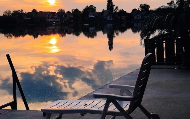 Romantic Lakeside Retreat - Nature, Sport, Near Bp