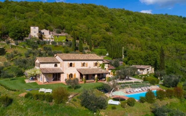 Beautiful Villa in San Giovanni del Pantano With Pool