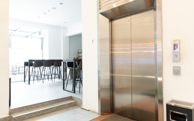 RedDoorz Premium near Centre Point Mall Medan