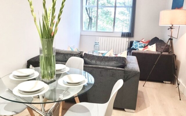 Heathrow Airport Apartments (Peymans)