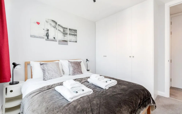 Stylish Riverview Apt with Roof Terrace