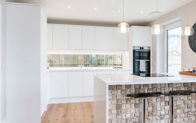 Stylish new Home With Parking - King Beds Garden