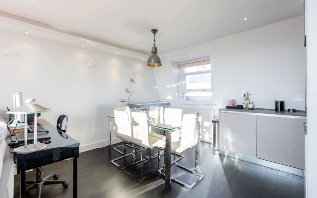 Olympia 2 Bed Duplex by BaseToGo