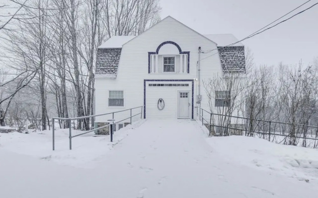 Cozy Wolfeboro Home w/ Private Deck: 1 Mi to Lake!