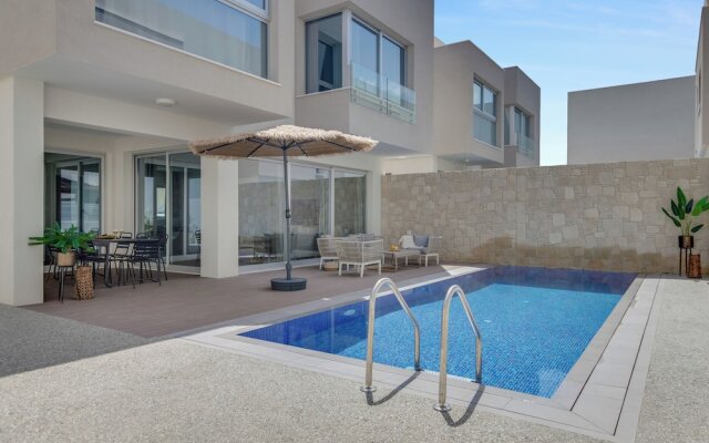 Sanders Mythical Blue - Bright 4 bdr Villa With Pool