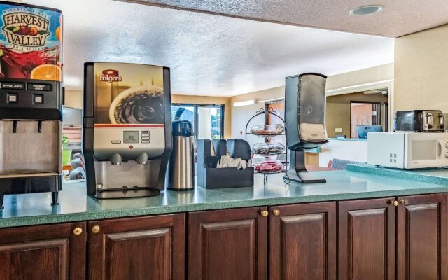 Econo Lodge Inn & Suites