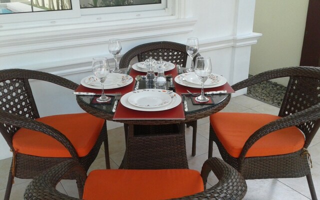 Alona Studio Bungalow