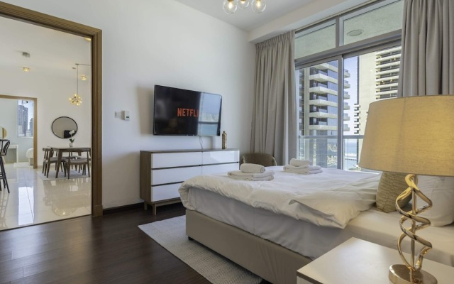 Sleek & Serene Apartment w/ Stunning Marina Views