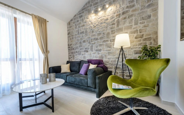 Stylish Home With Private Heated Pool Basketball Court