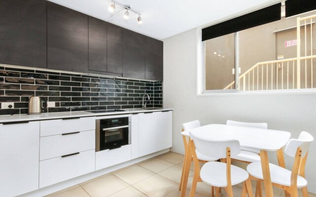 Bright 2 Bedroom Apartment in Burleigh Beach