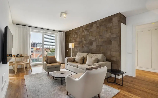 Urban Retreat: Downtown Luxury, Parking, Ac & Elevator