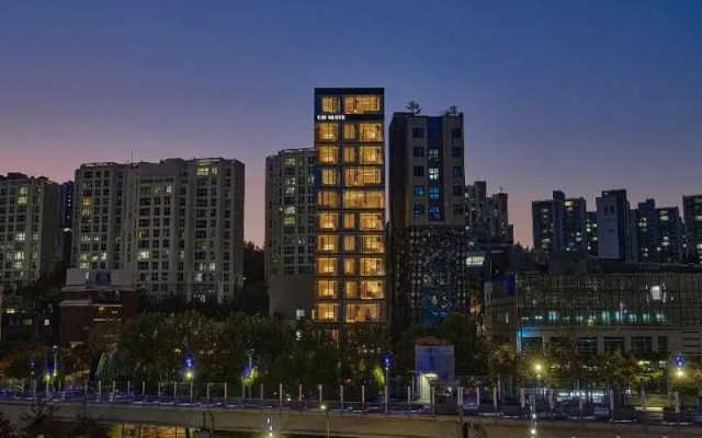 Uh Suite The Seoul