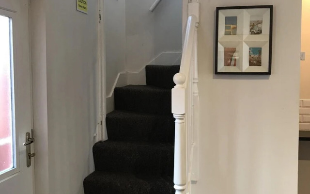 3 Bedroom House Close to M6 & M55