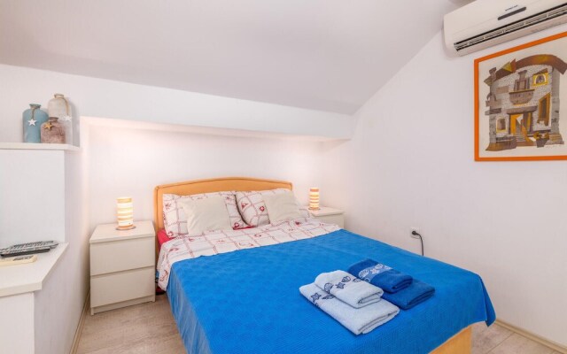 Beautiful Apartment in Vantacici With Wifi