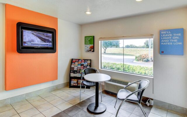 Days Inn by Wyndham Waco University Area