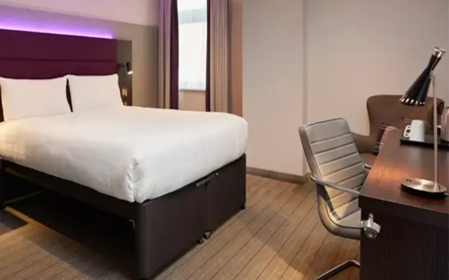 Premier Inn Heathrow Airport T2 & T3 (Bath Road)