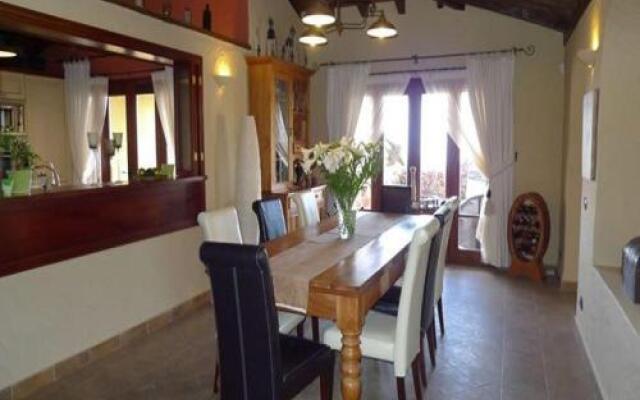 Finca Toredo Large Heated Pool,Hot Tub,Bar/Games Room,Gym,Cave, Free WiFi