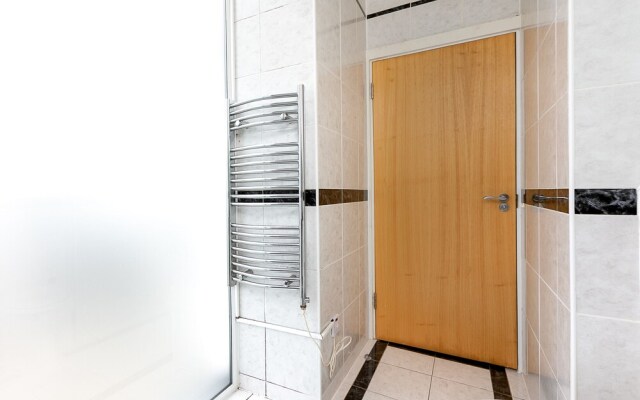 Holloway Road Apartments (Peymans)