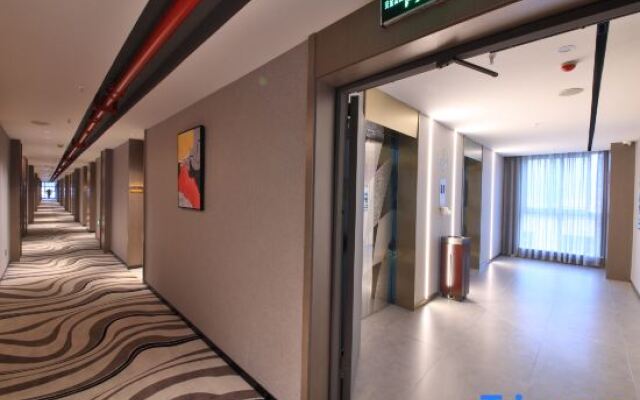 Yibin moon Peninsula Light Hotel(University City & Exhibition Center)