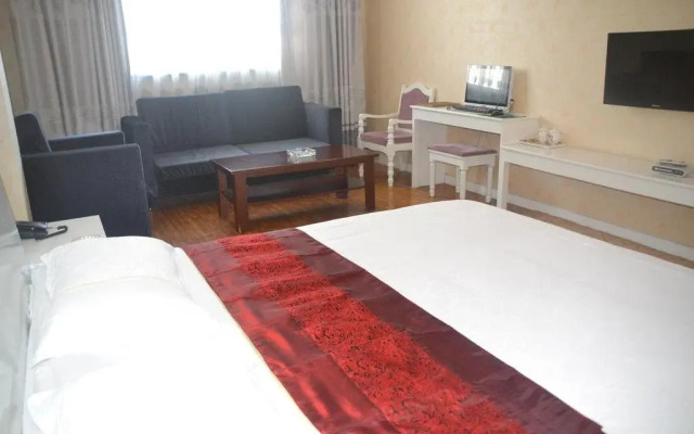 Yining Huarui Business Hotel