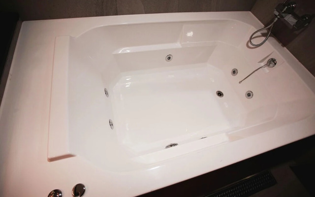 Yaja Gangnam Nonhyeon