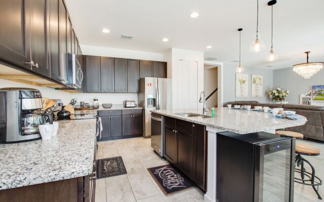 3910 Oakville Avenue