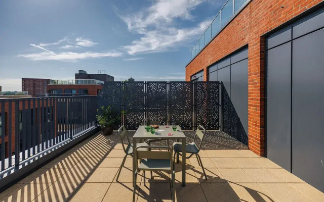 Sophisticated Studio Flat With Rooftop Access