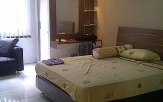 Apartment Emerald Tower By Kamara Rooms By Zuzu